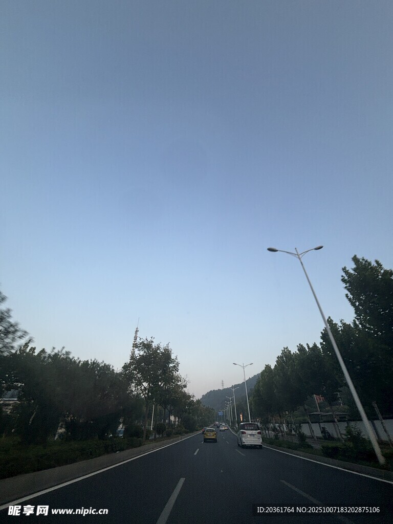 黄昏时分的宽阔公路