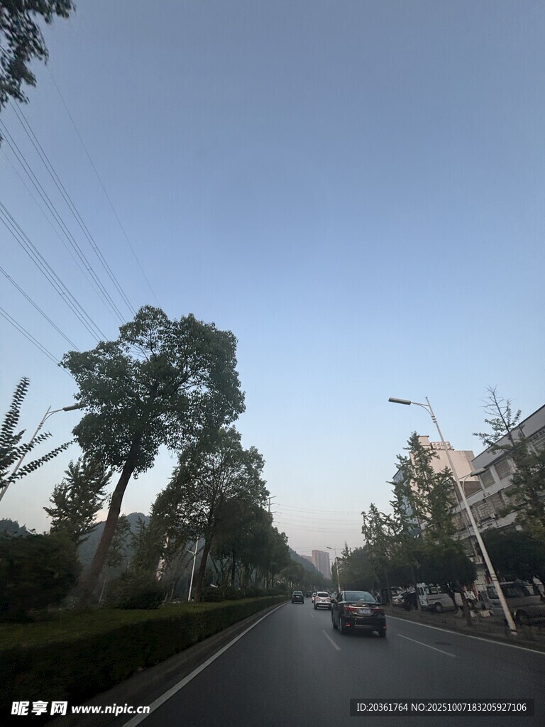 黄昏时分的城市道路景象