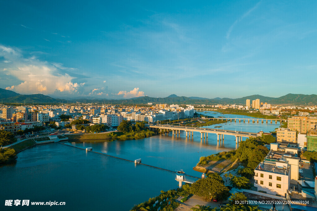 城市河畔风光俯瞰美景