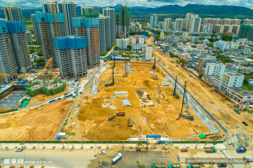 城市中在建的大型工地