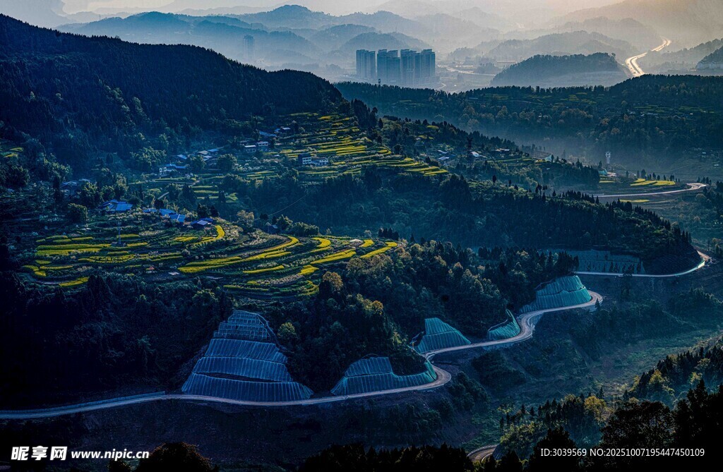 山间梯田美景  静谧村落