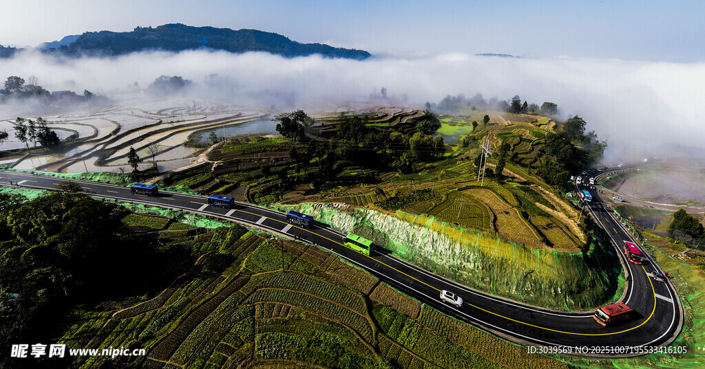 山间公路蜿蜒于云海梯田