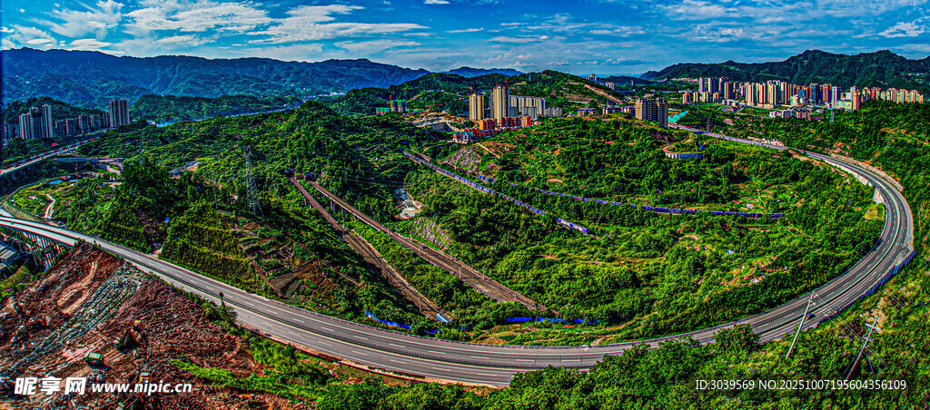 蜿蜒公路穿梭于翠绿山林