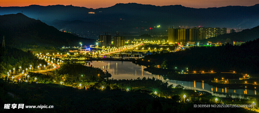 山城璀璨夜景俯瞰图