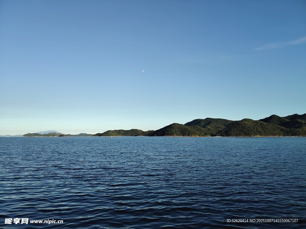 宁静湖面与远处山峦