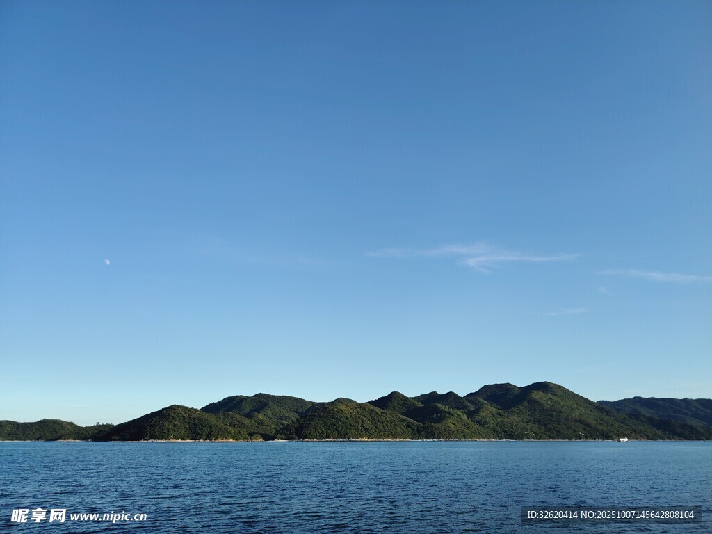 宁静湖景与远处山峦