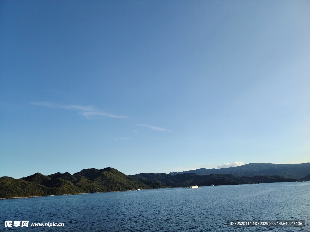 宁静湖畔蓝天青山美景