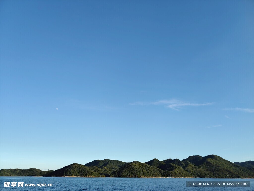 蓝天青山风景图