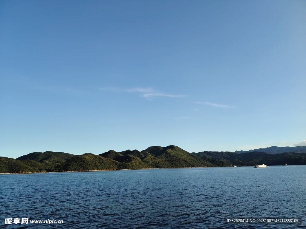 宁静湖畔风景