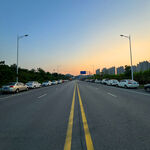 黄昏下的宽阔城市道路