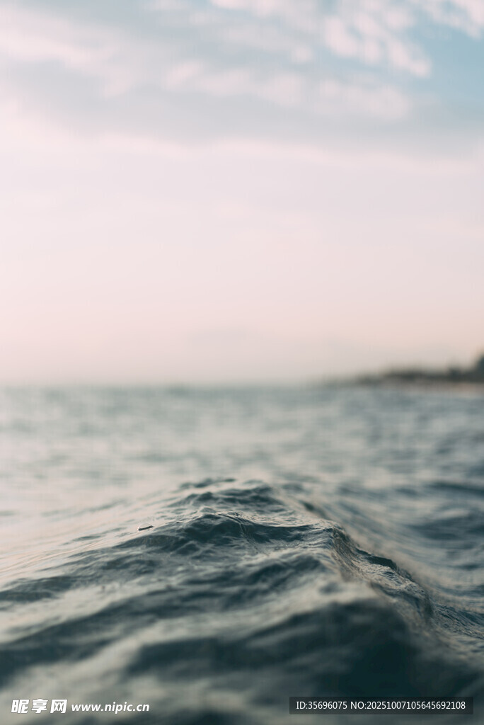 海面波光粼粼的美丽景象