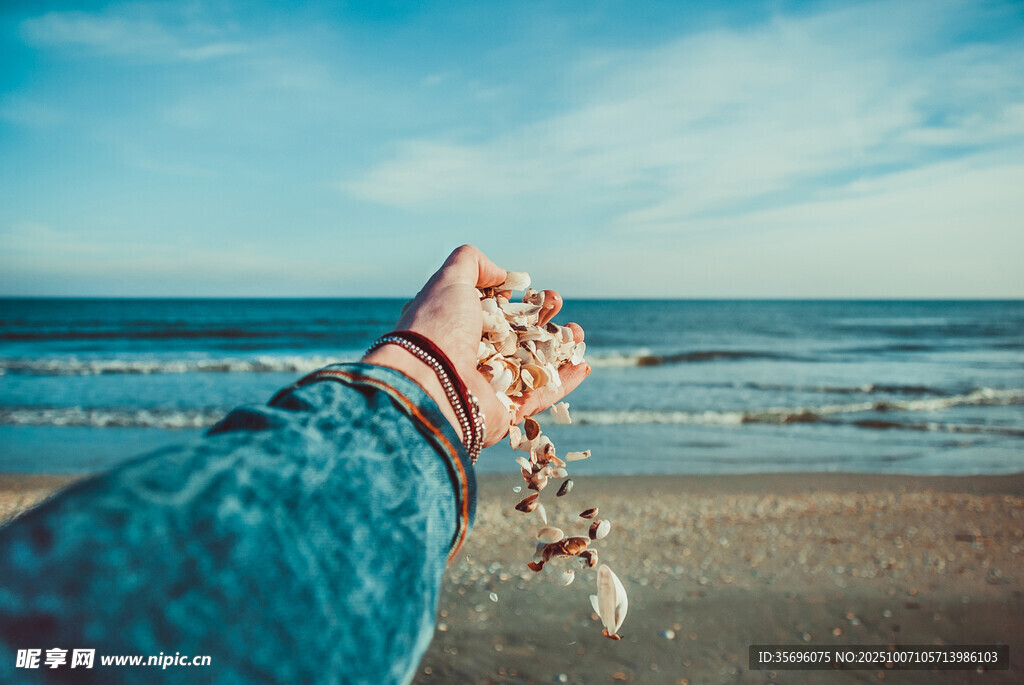 海边手持贝壳的惬意瞬间