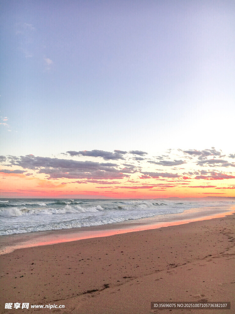 夕阳下的美丽海滩风光