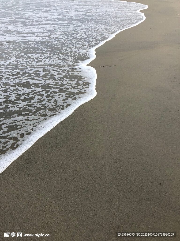 海浪轻吻沙滩的美丽瞬间