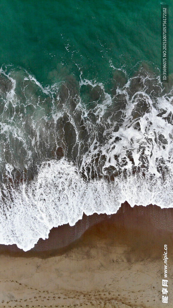 海岸线上的海浪拍打沙滩