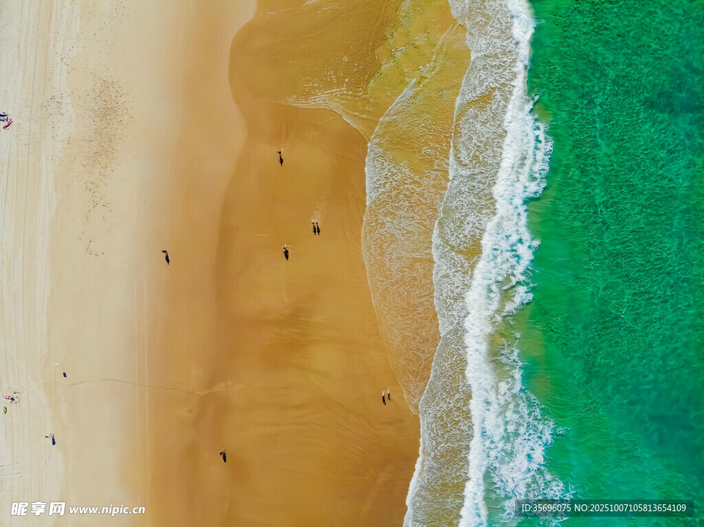 俯瞰沙滩与碧绿海浪