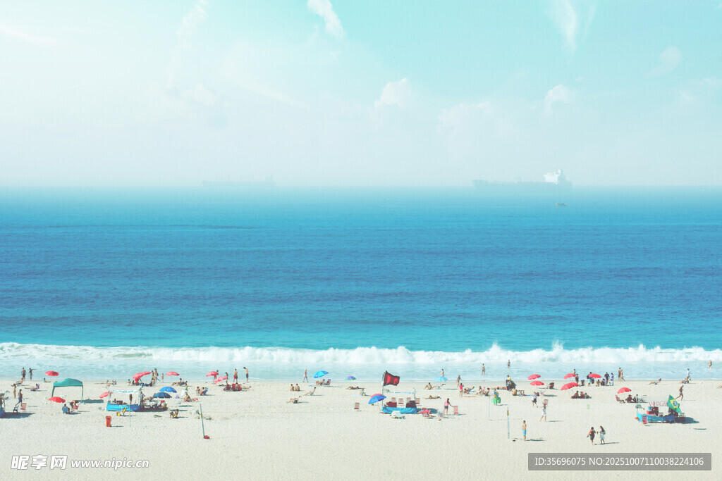 热闹的海滨沙滩场景