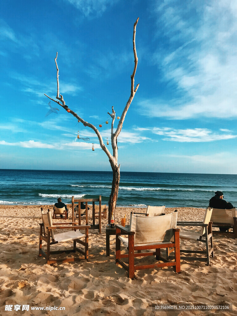 海边沙滩上的休闲桌椅景观