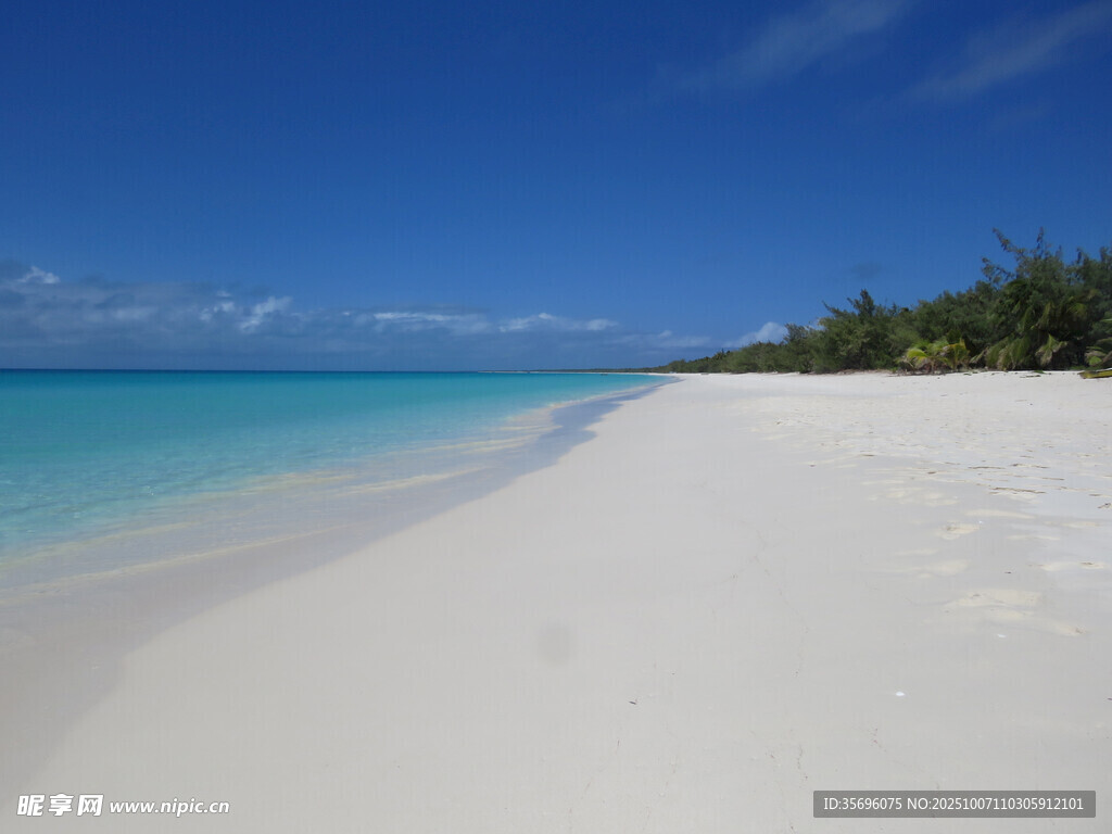 美丽纯净的白色沙滩海景