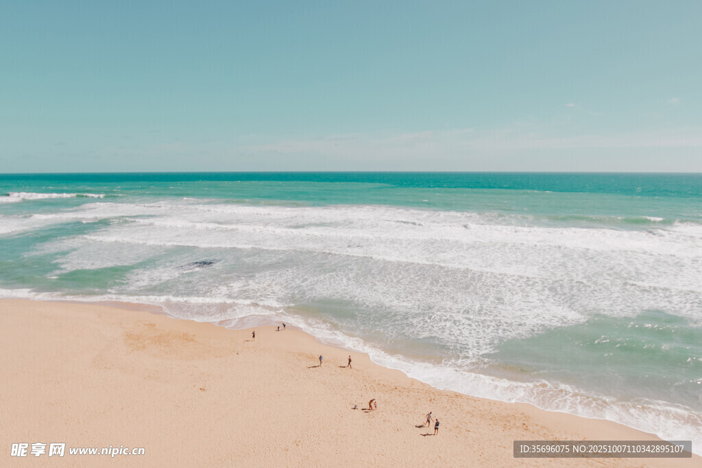 沙滩海浪边的悠闲景致