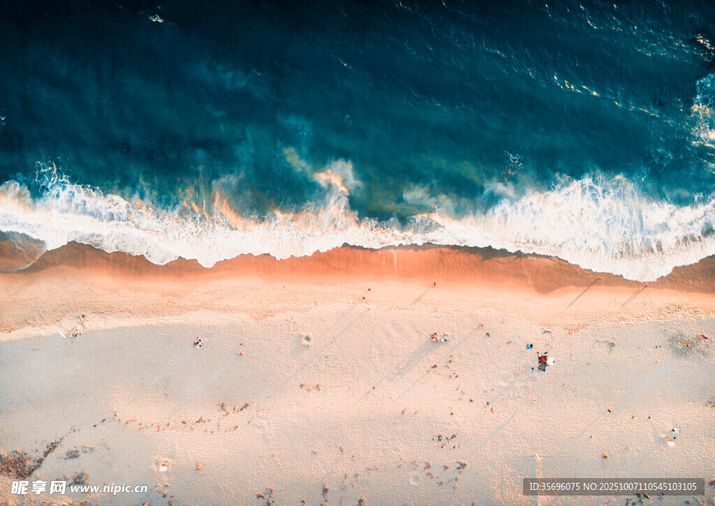 海边沙滩与翻涌海浪美景