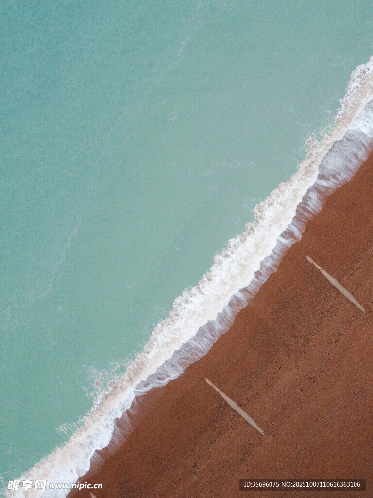 海边沙滩与海浪的美丽景致