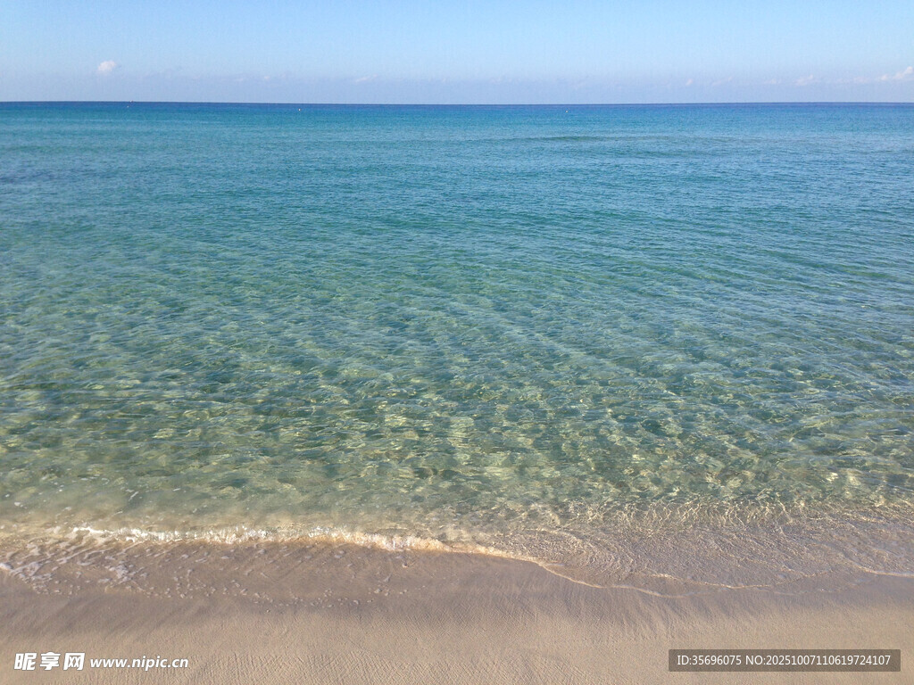 清澈海边沙滩与碧蓝海水