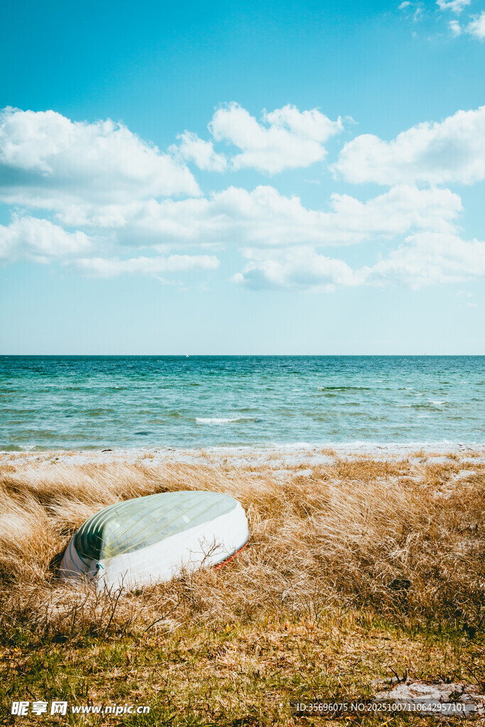 海边沙滩上的白色小船
