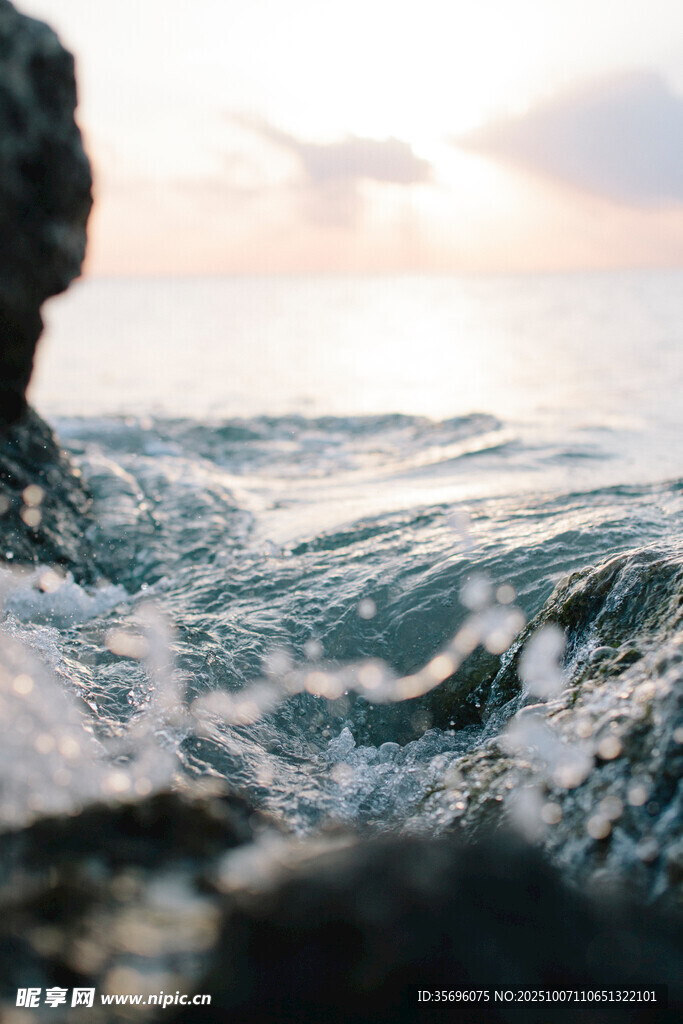 海边浪花拍打礁石瞬间