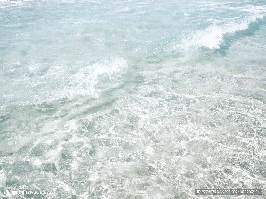 清澈海面的轻柔波浪