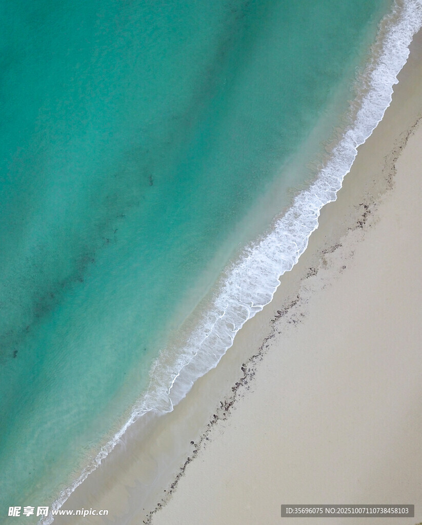 海边沙滩与碧蓝海水