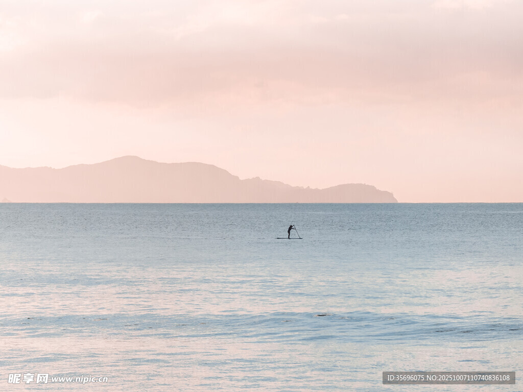 海上孤舟伴远山美景