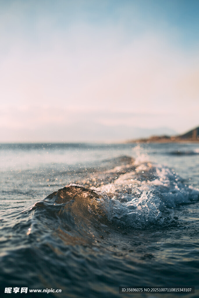 海浪翻涌的美丽海滨景象
