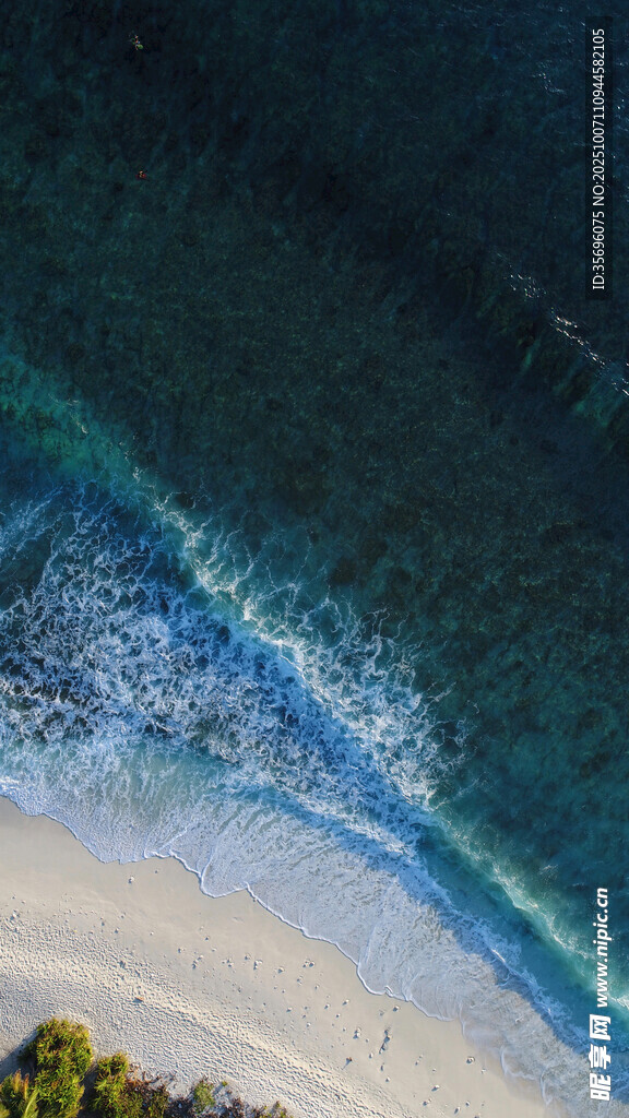 俯瞰蔚蓝海岸与白色沙滩