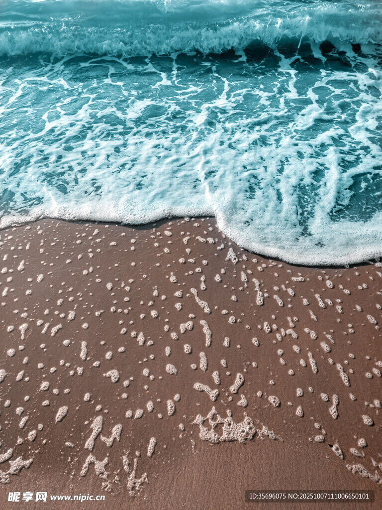 海浪轻拍沙滩的美丽瞬间