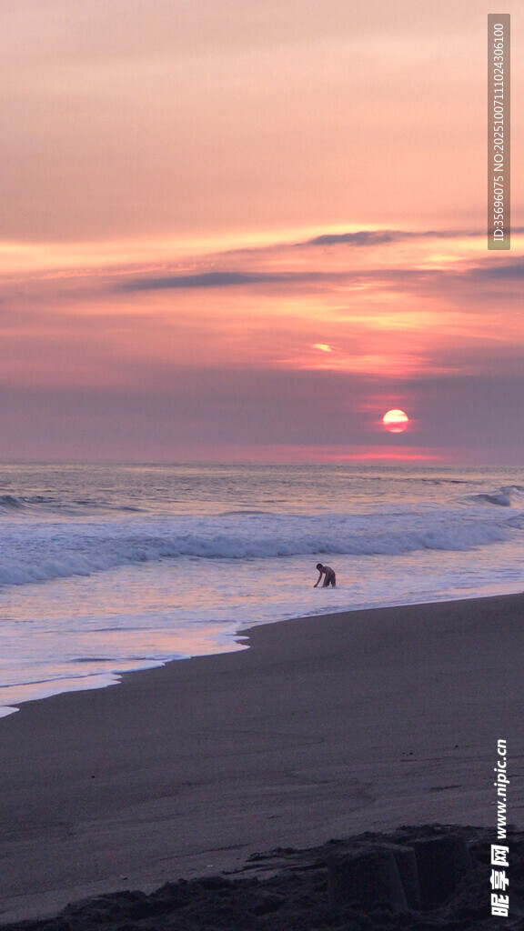 夕阳下的海滩漫步身影