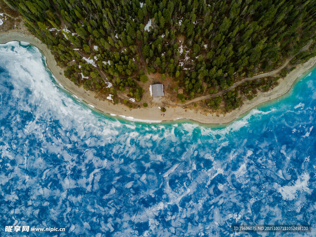 俯瞰海边小屋与蔚蓝海岸