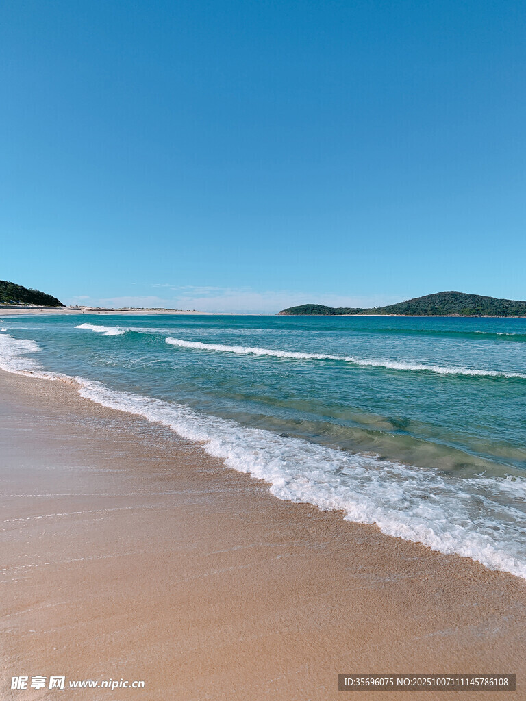 美丽沙滩与海浪的海滨风光