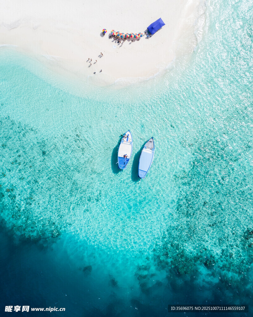 俯瞰碧海蓝天下的海上船只