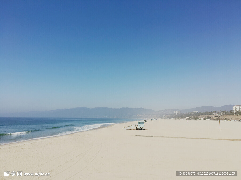广阔沙滩与蔚蓝大海美景