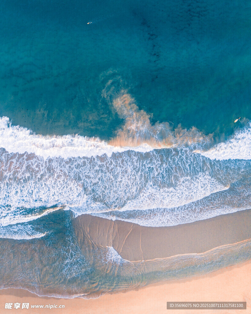 海浪轻拍沙滩的美丽景致