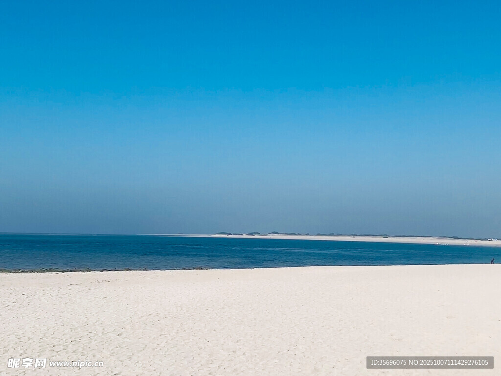 纯净海滩与湛蓝天空美景