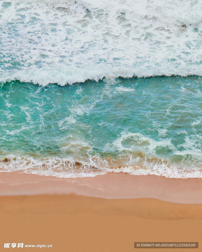 海浪轻拍沙滩的美丽景致