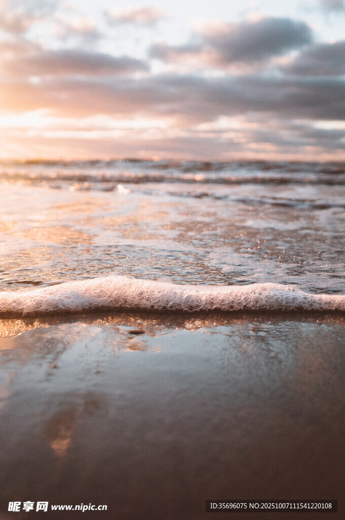 海边日落时的海浪沙滩