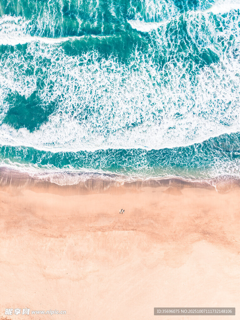 海边沙滩与翻涌的海浪