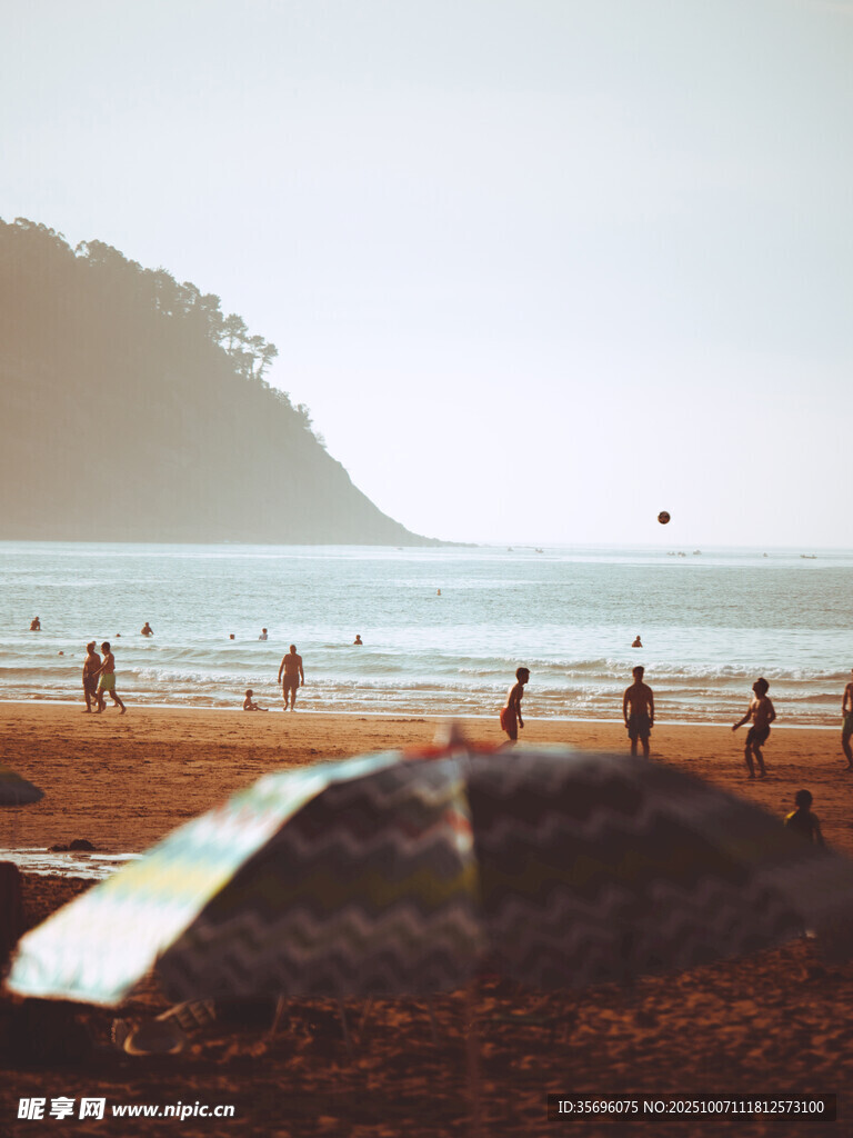 海滩上的休闲人群与风景