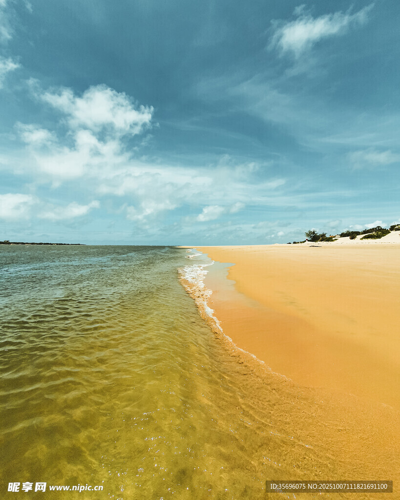 金色沙滩与碧蓝海水美景