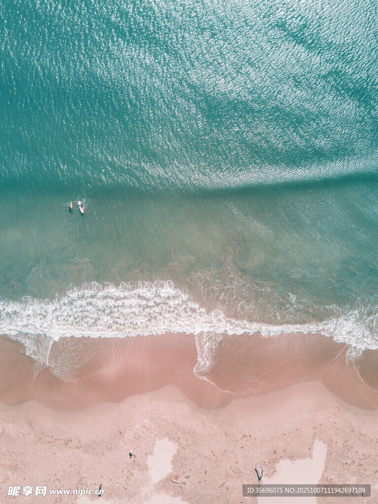 俯瞰美丽海滩与海浪