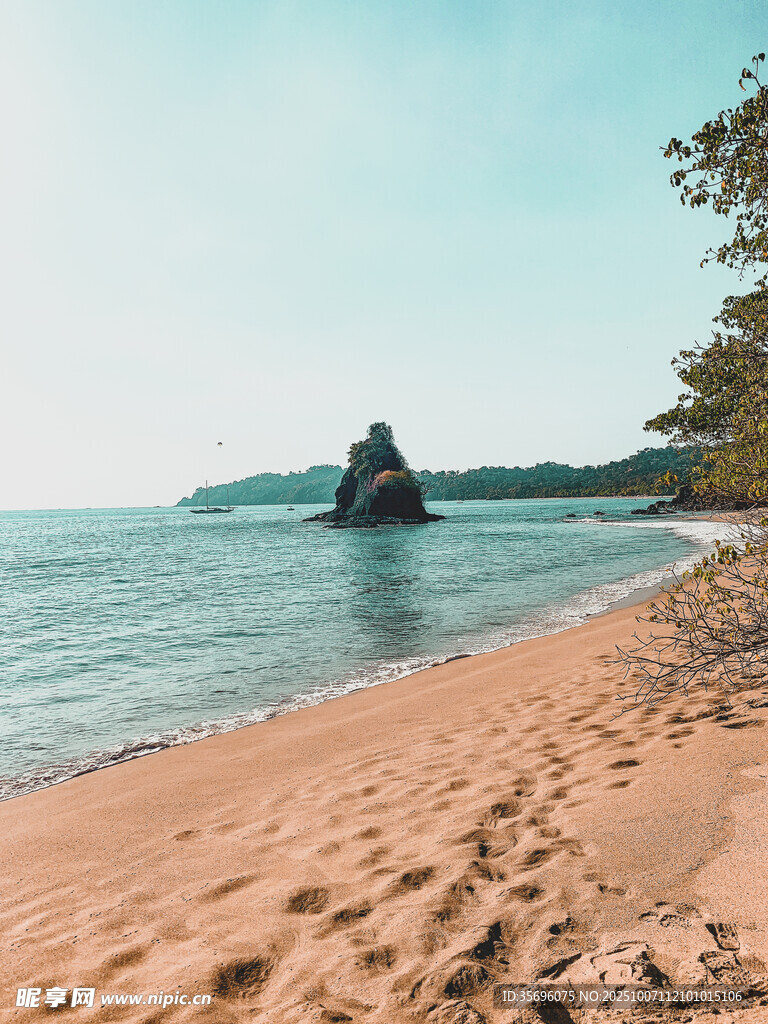 宁静海滩与海中孤舟
