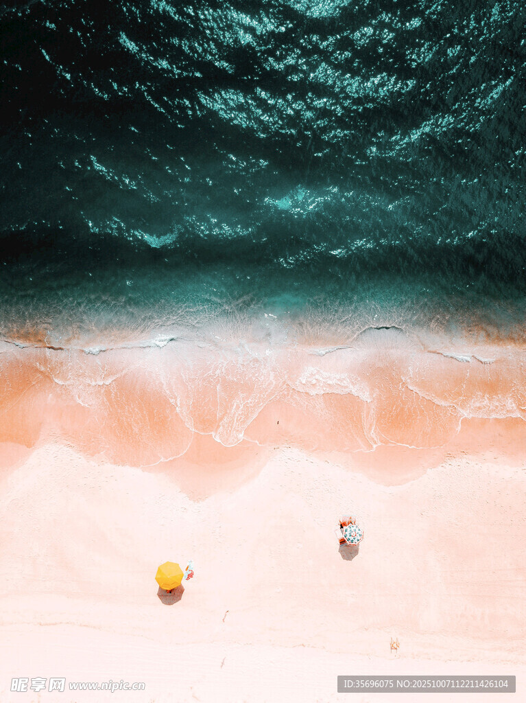 俯瞰海滩与海浪的美景